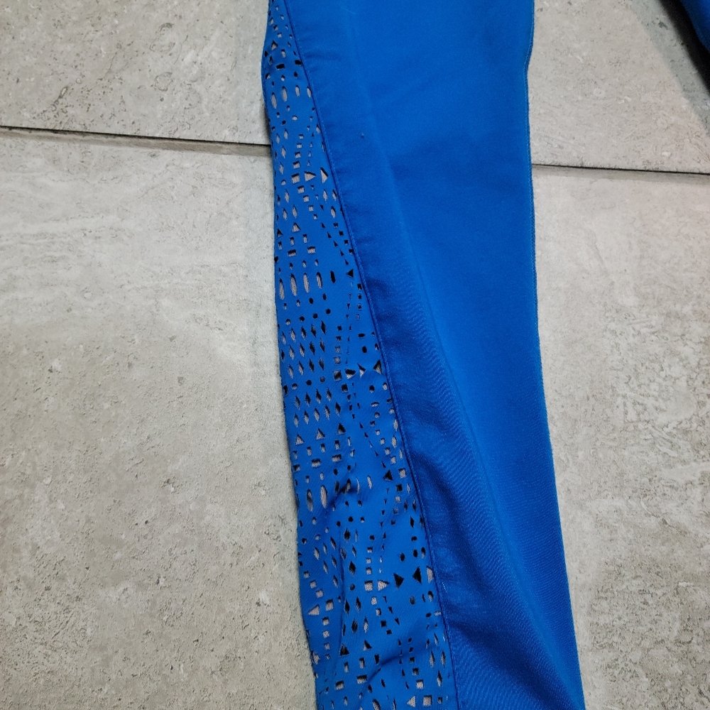 Alo blue lazer cut out capri yoga leggings - Picture 5 of 6